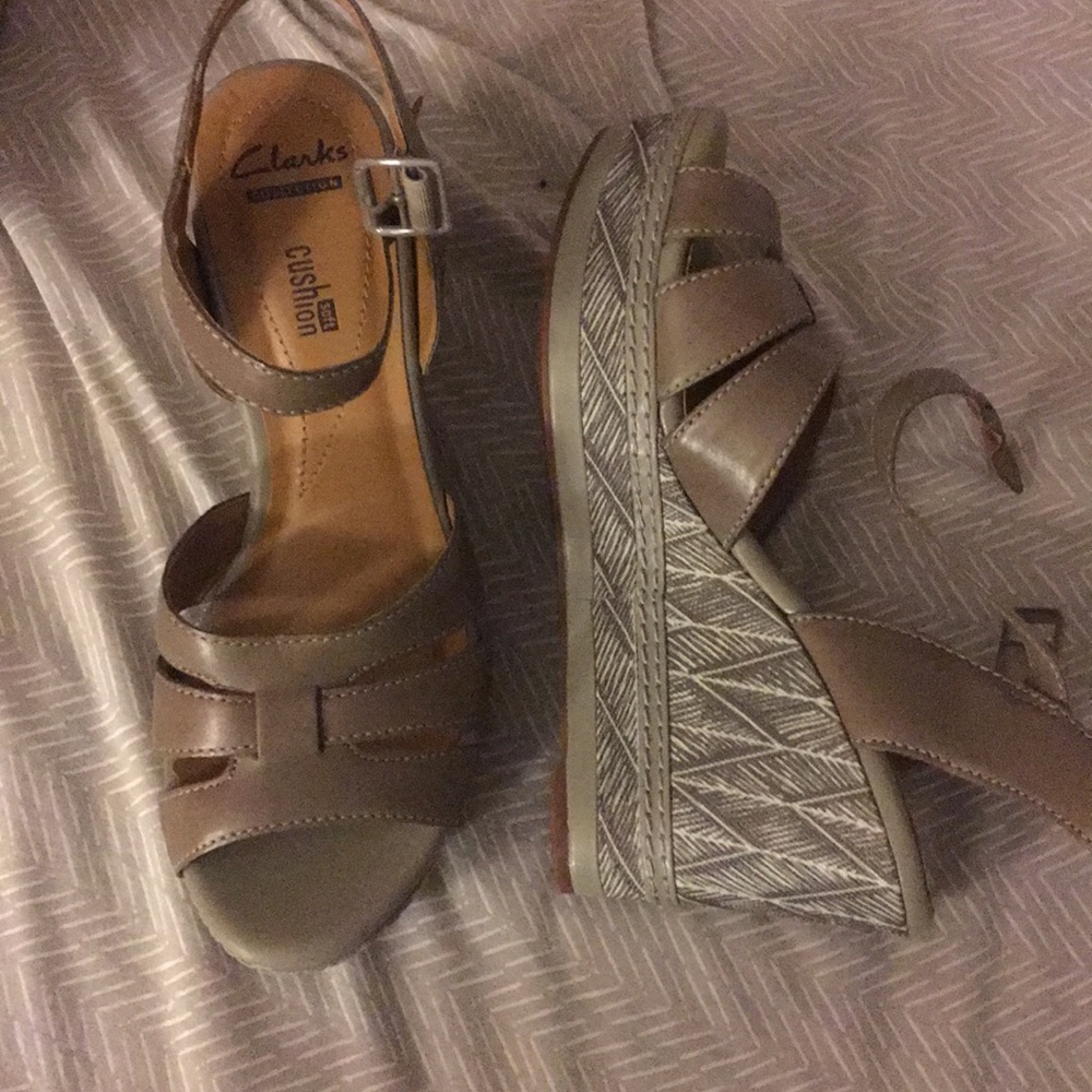 Clarks wedge in sage with pattern!